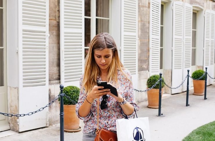 girl texting