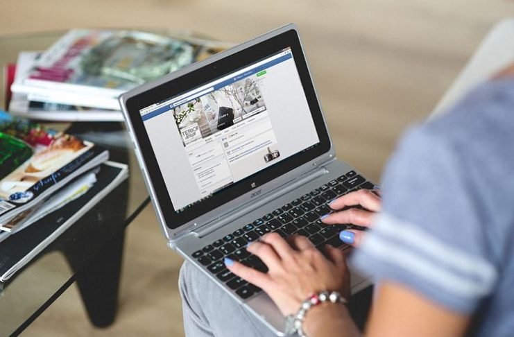 women blogging